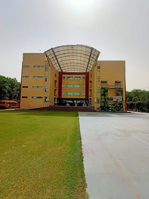 De Indian Public School (DIPS) Building Image