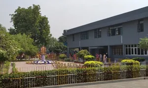 Holy Child School Building Image